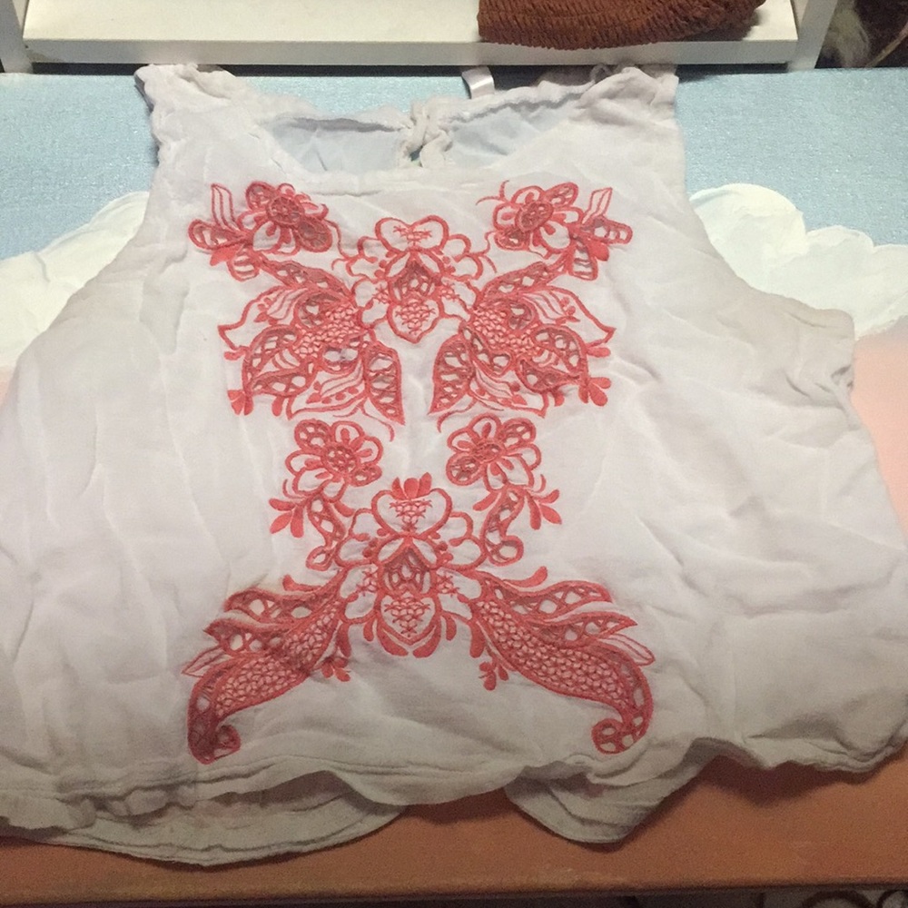 White shirt cropped with design